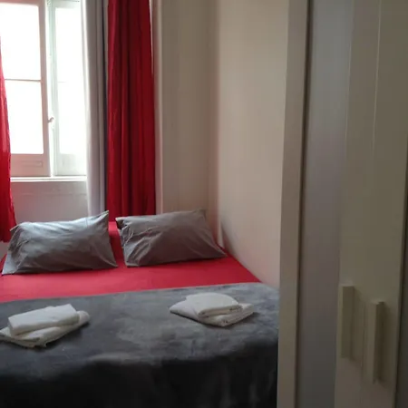 Riverview Hostal *